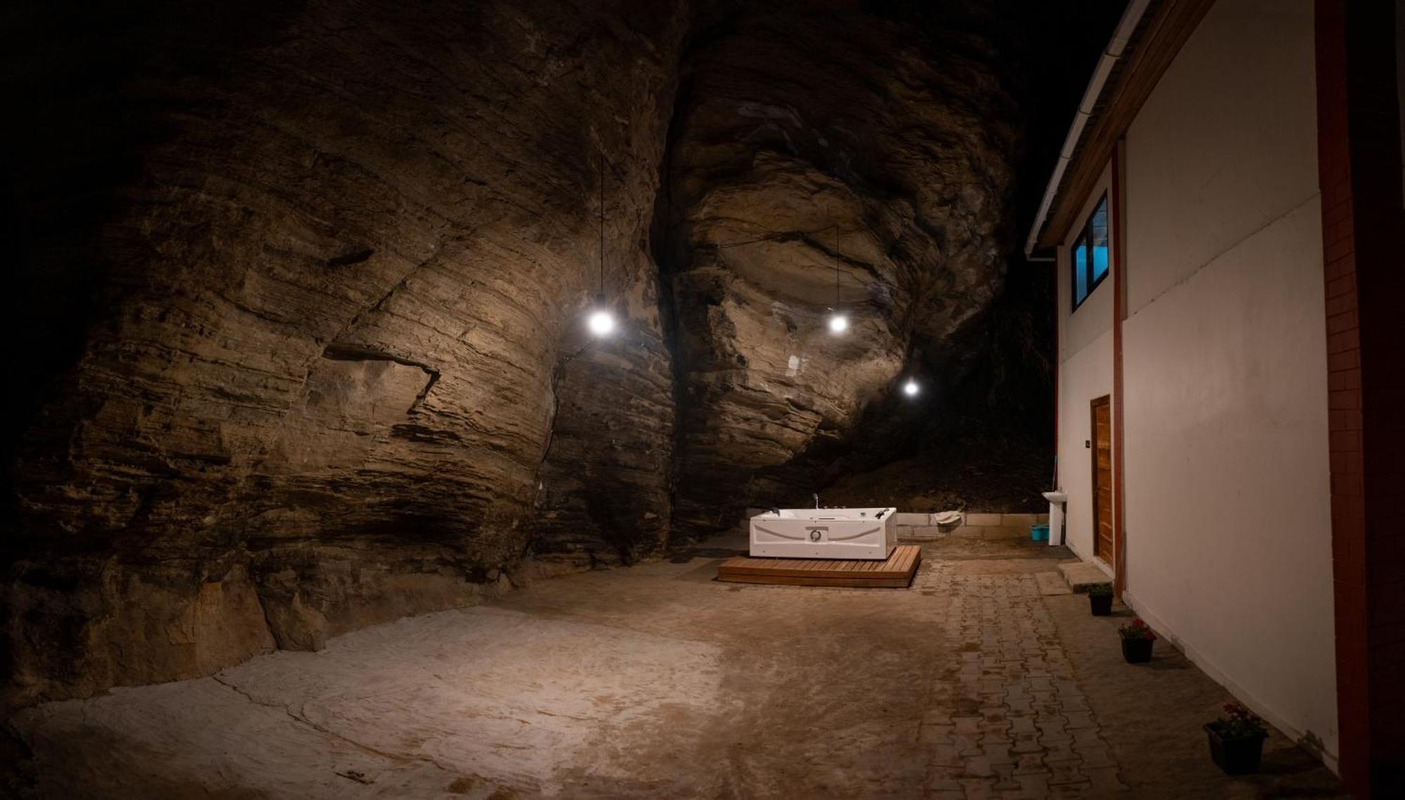 Hotel Cave Hill By Ferns à Āīzawl Extérieur photo
